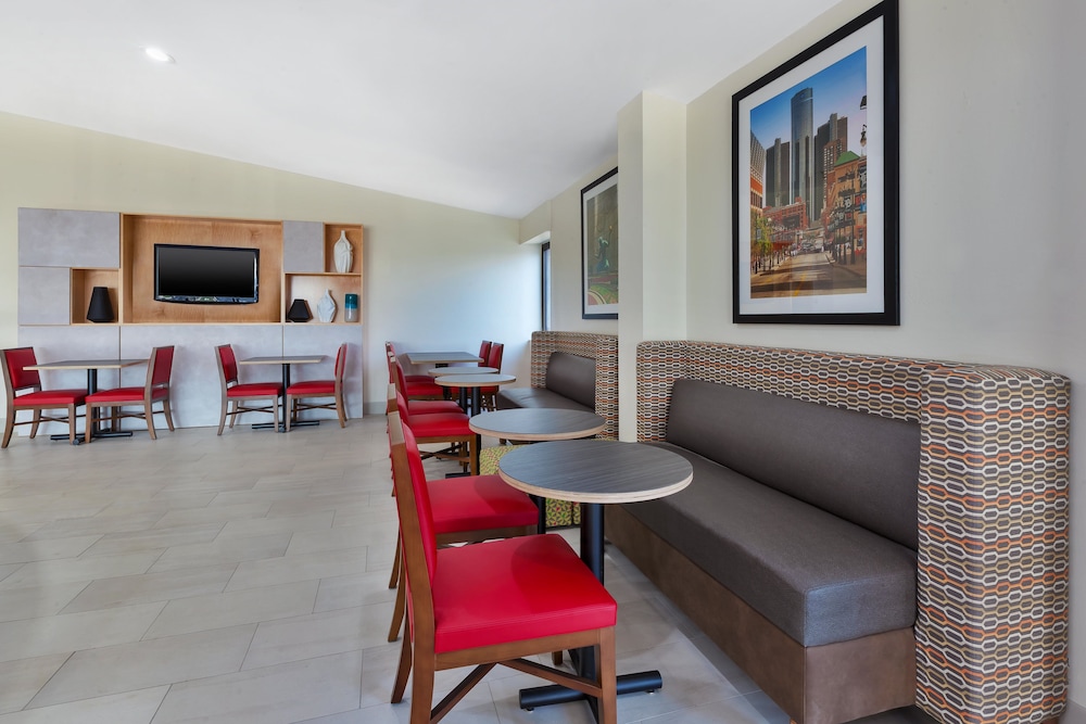 Holiday Inn Express Detroit-Warren (Gm Tech Ctr), an IHG Hotel 37/56