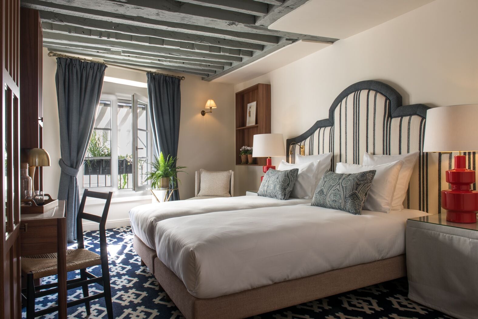 DELUXE, DOUBLE OR TWIN BED