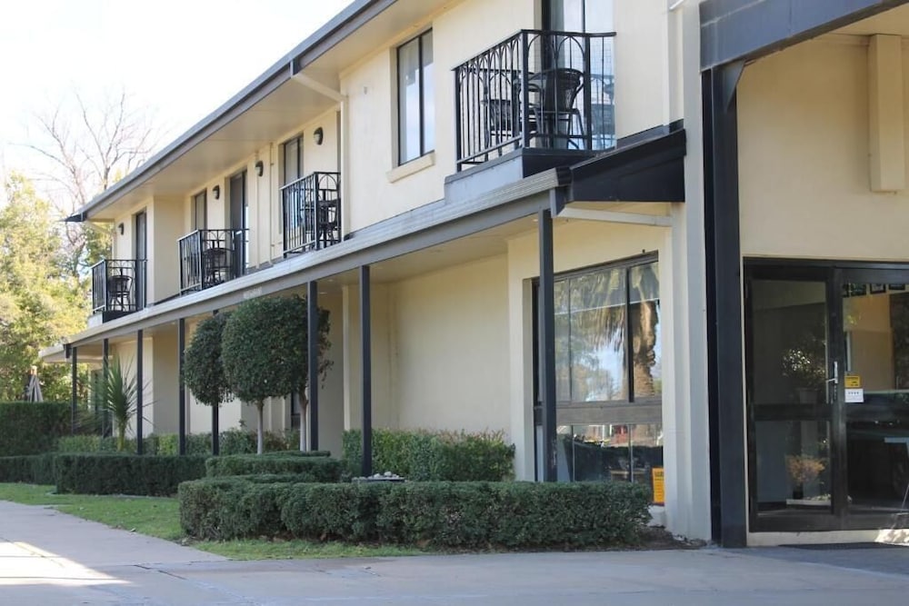 BOULEVARD MOTOR INN 4/27