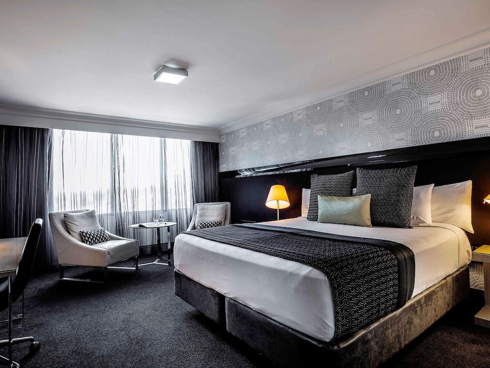 DELUXE, KING BED