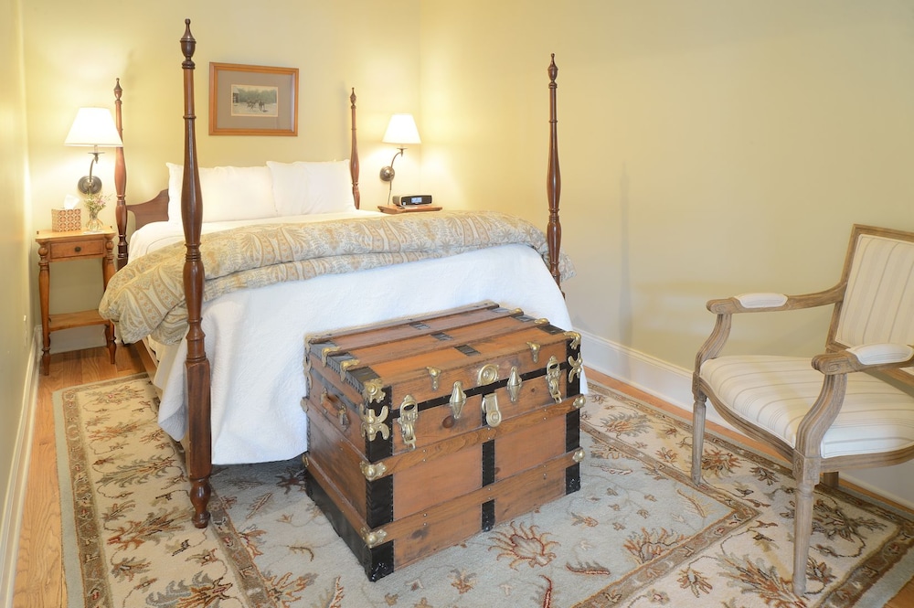 Water, Suite, Queen Bed