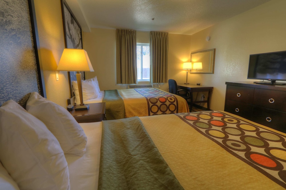 Super 8 by Wyndham Mt. Pleasant 10/23