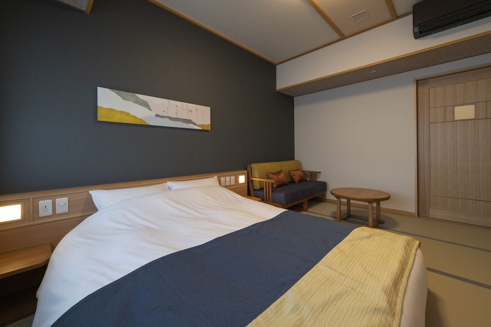 ROOM, QUEEN BED