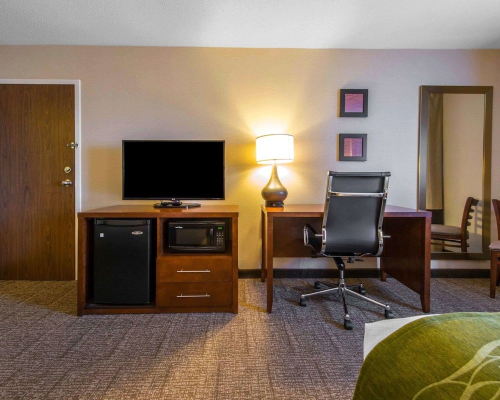 Comfort Inn & Suites Erie - Splash Harbor Indoor Waterpark 46/55