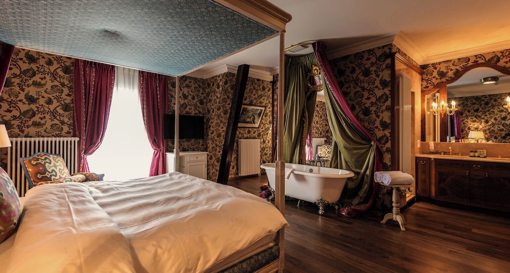 Victoria, Junior Suite, Queen Bed