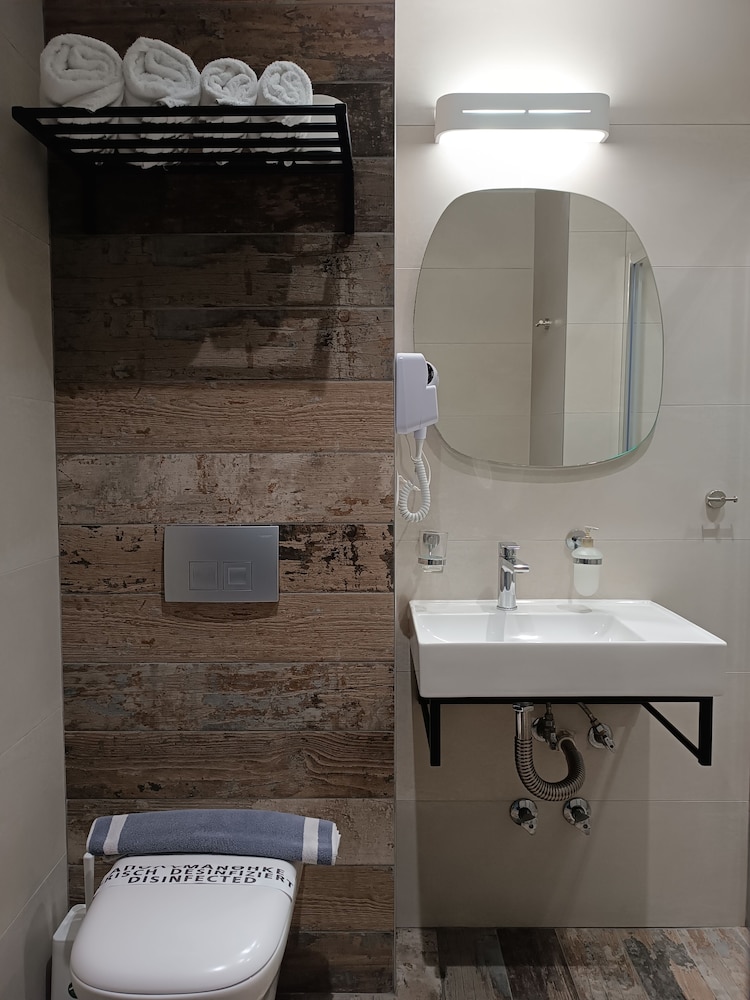 Elizabeth Queen Luxury Rooms 25/50