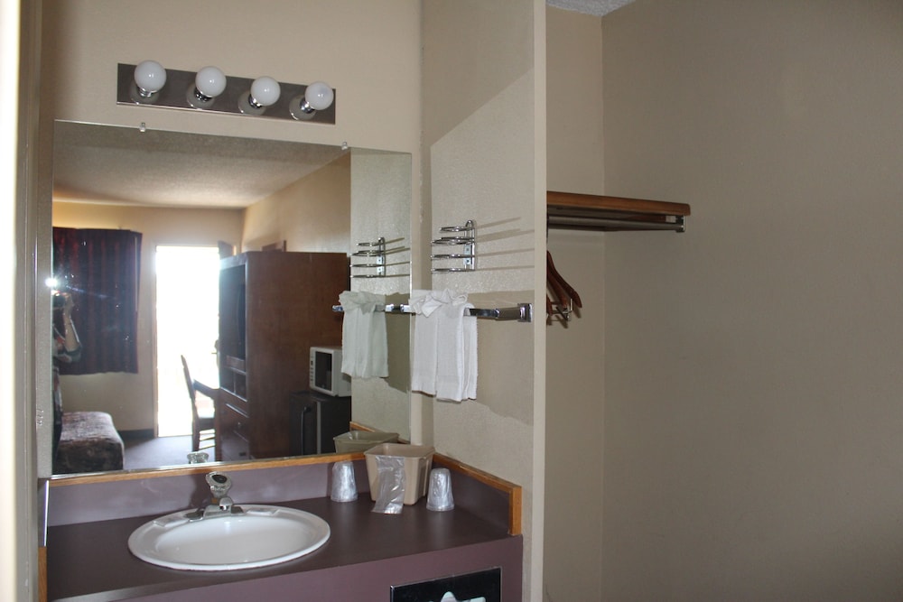 Cedars Inn Lewiston 24/27