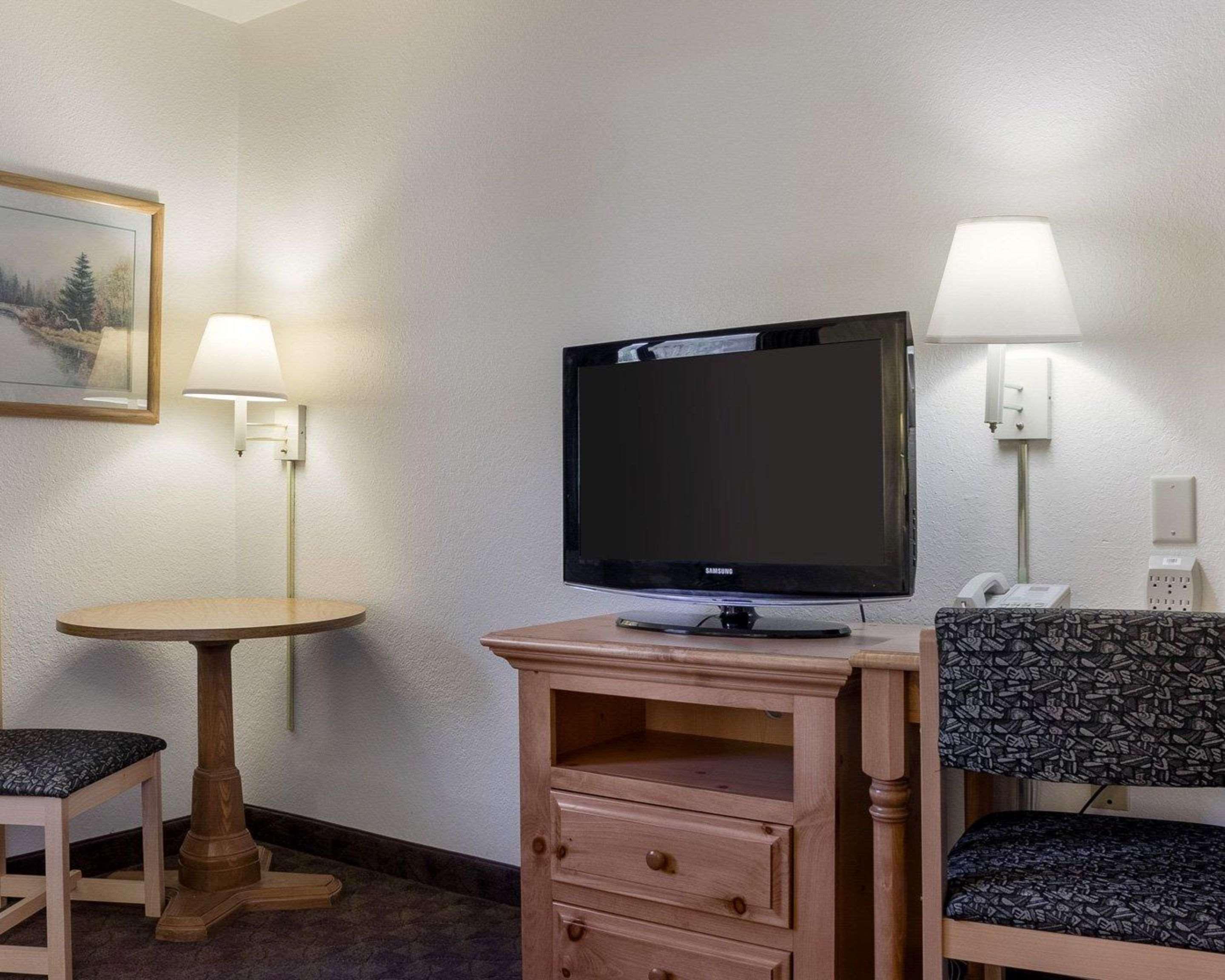 Royal Inn Keystone (ex Econo Lodge Near Mt. Rushmore Memorial) 20/20