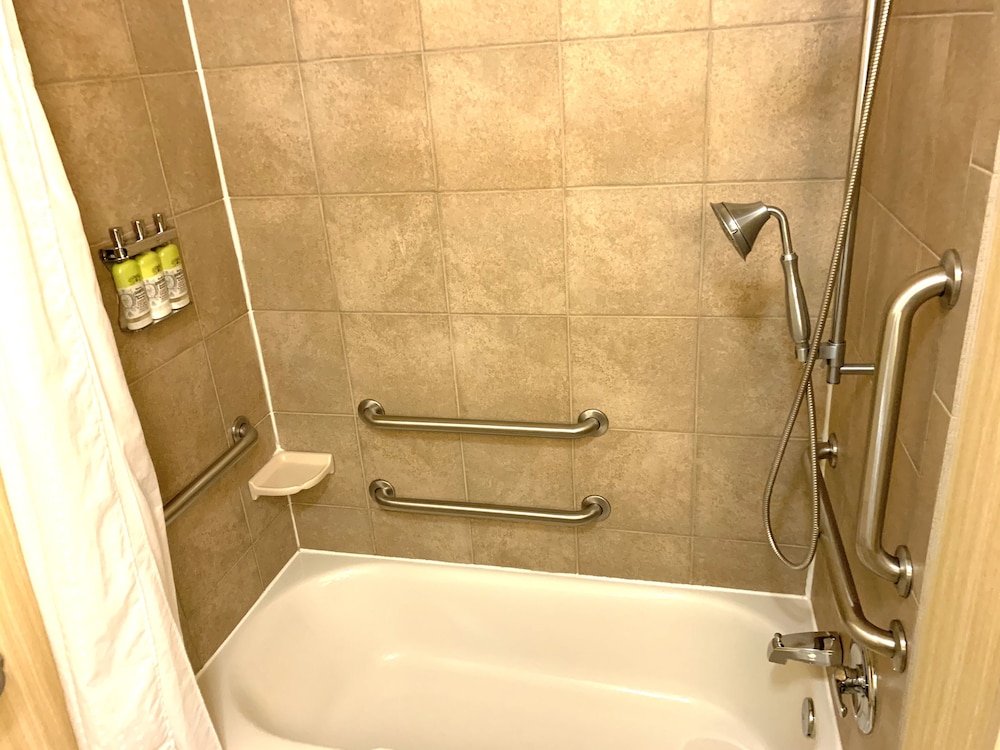 Holiday Inn Express & Suites Dewitt (Syracuse) 16/61