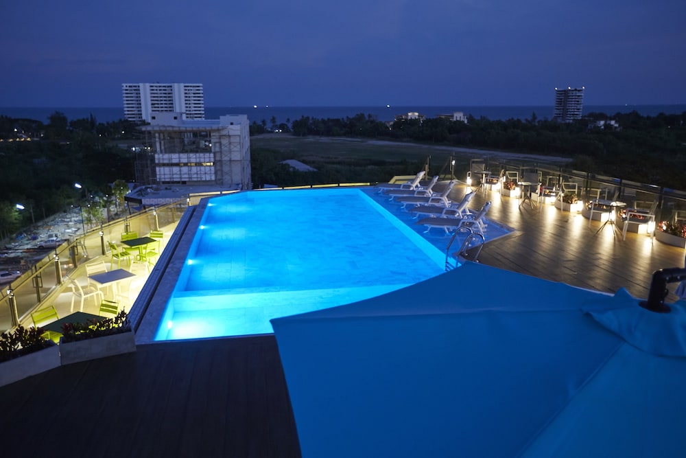 Whale Hua Hin 24/46