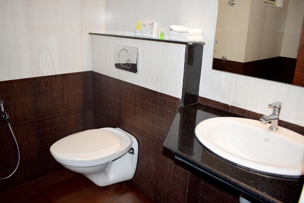 NAKSHATRA EMERALD INN GURUVAYUR 35/41