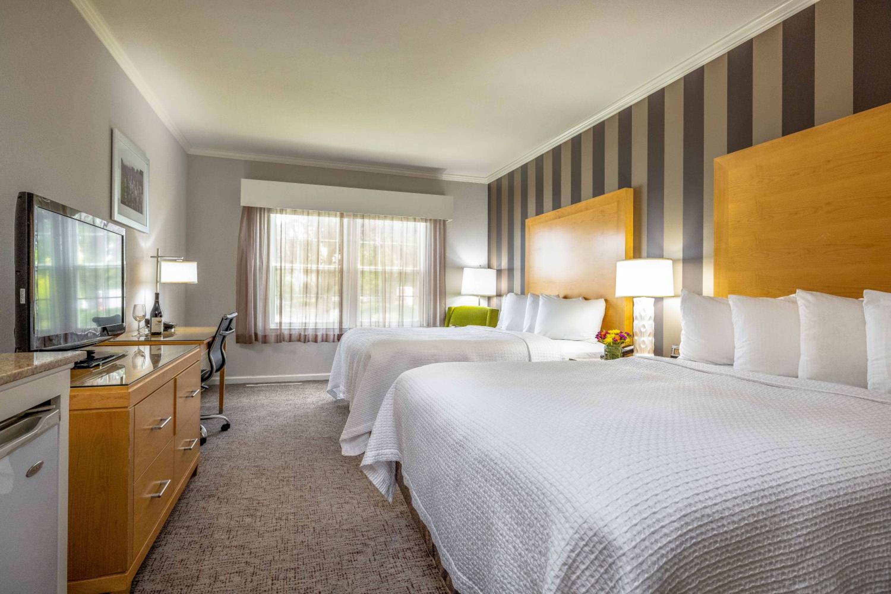 Interior, 2 Queen Beds, Best Western Plus Dixon Davis 2/7