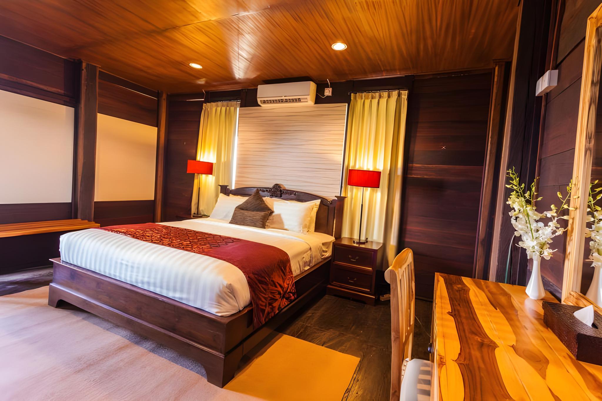 Suite, Pool Access