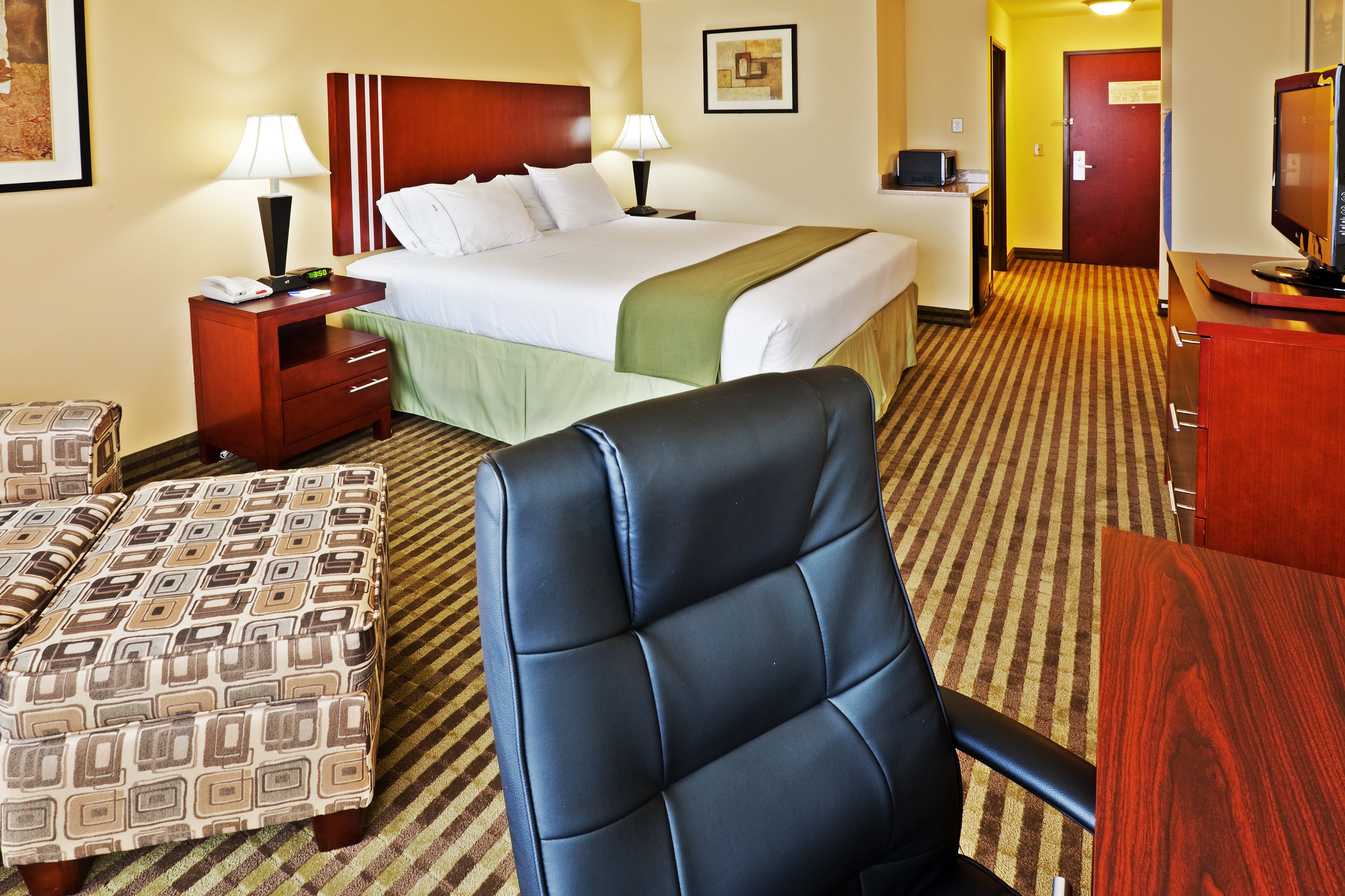 Holiday Inn Express Hotel Suites Perry 24/42