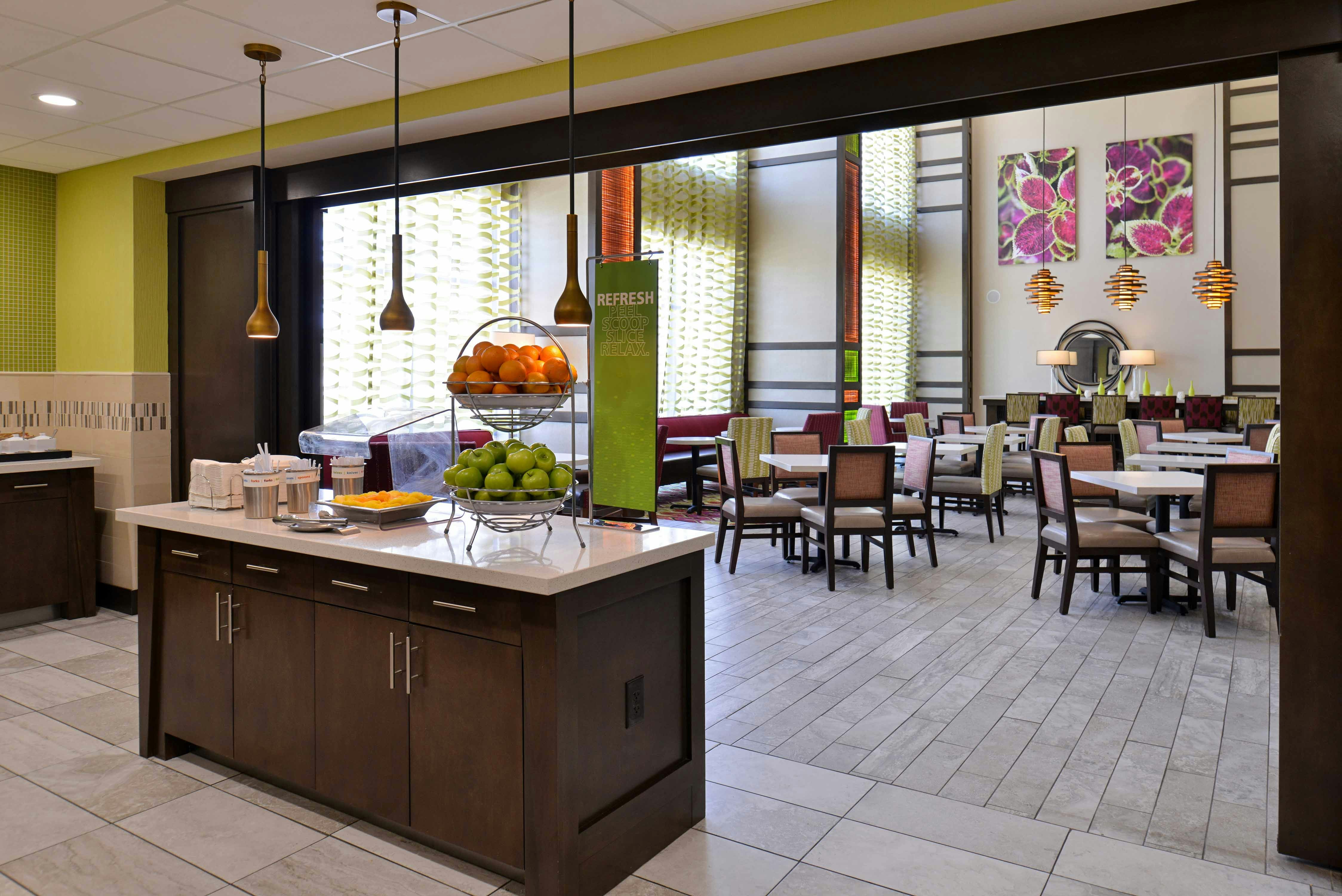 Hampton Inn Suites Dallas Market Center 57/75