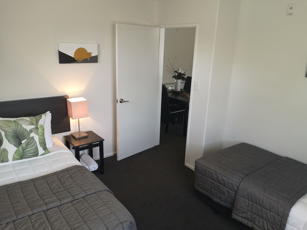 Airport Palms Motel 18/69