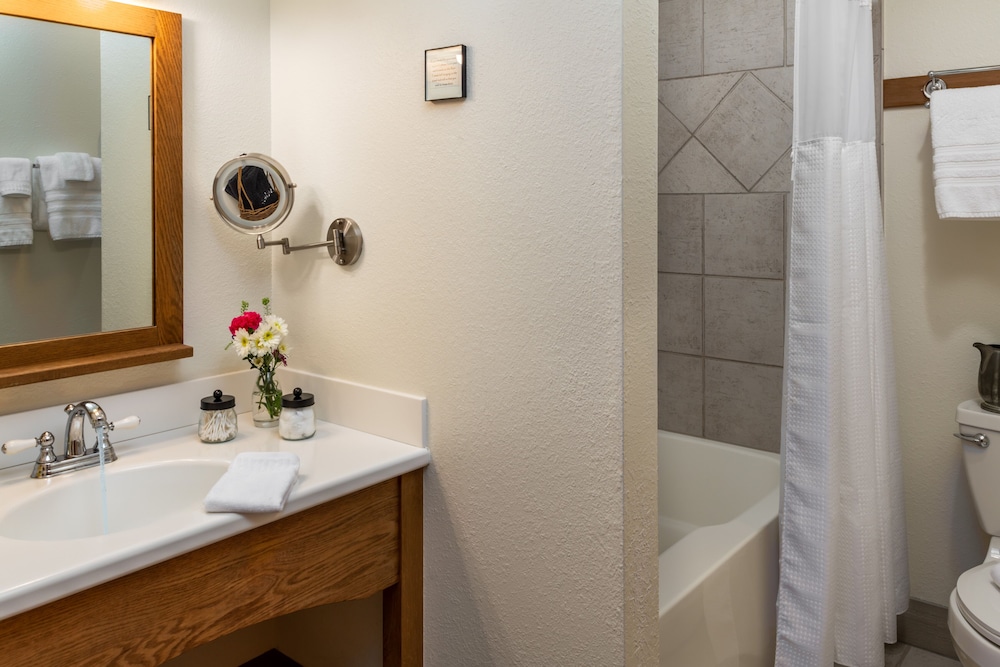 Bent Creek Lodge Bed &amp; Breakfast 49/50