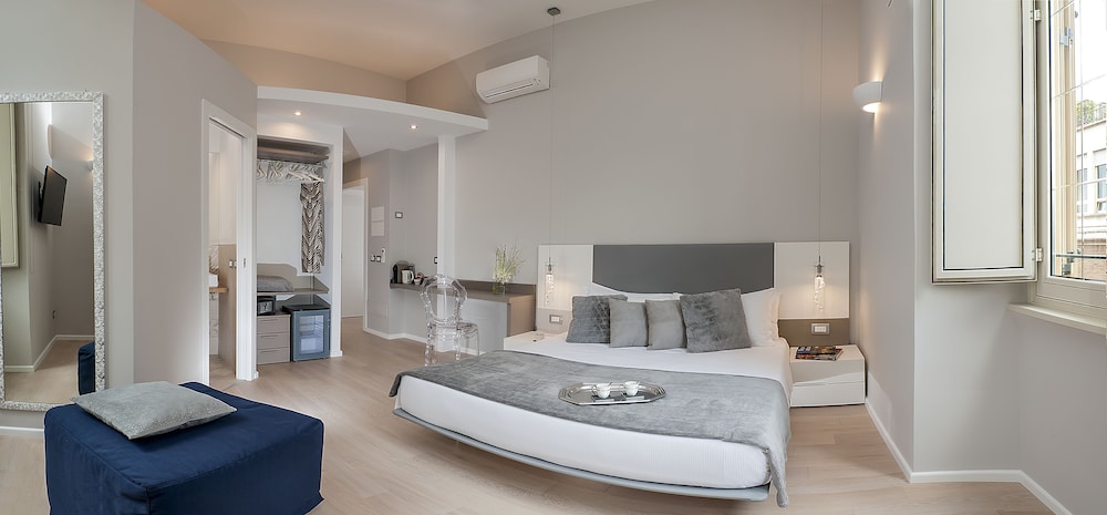 DELUXE, TRIPLE, 1 KING AND 1 SINGLE BEDS, COLOSSEUM VIEW