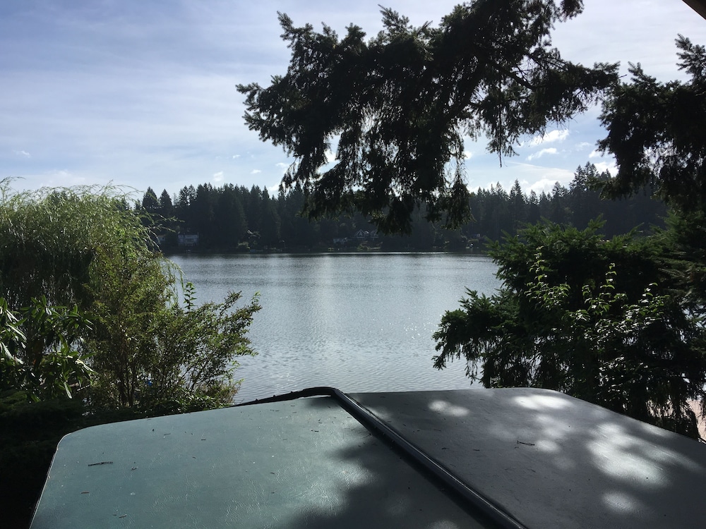 Cottage Lake Bed And Breakfast 40/50