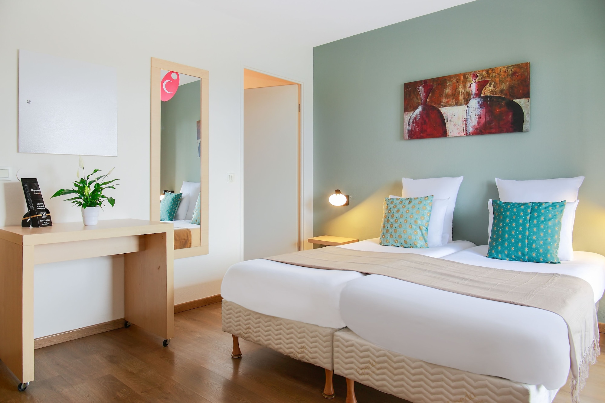 STUDIO, TWIN BEDS
