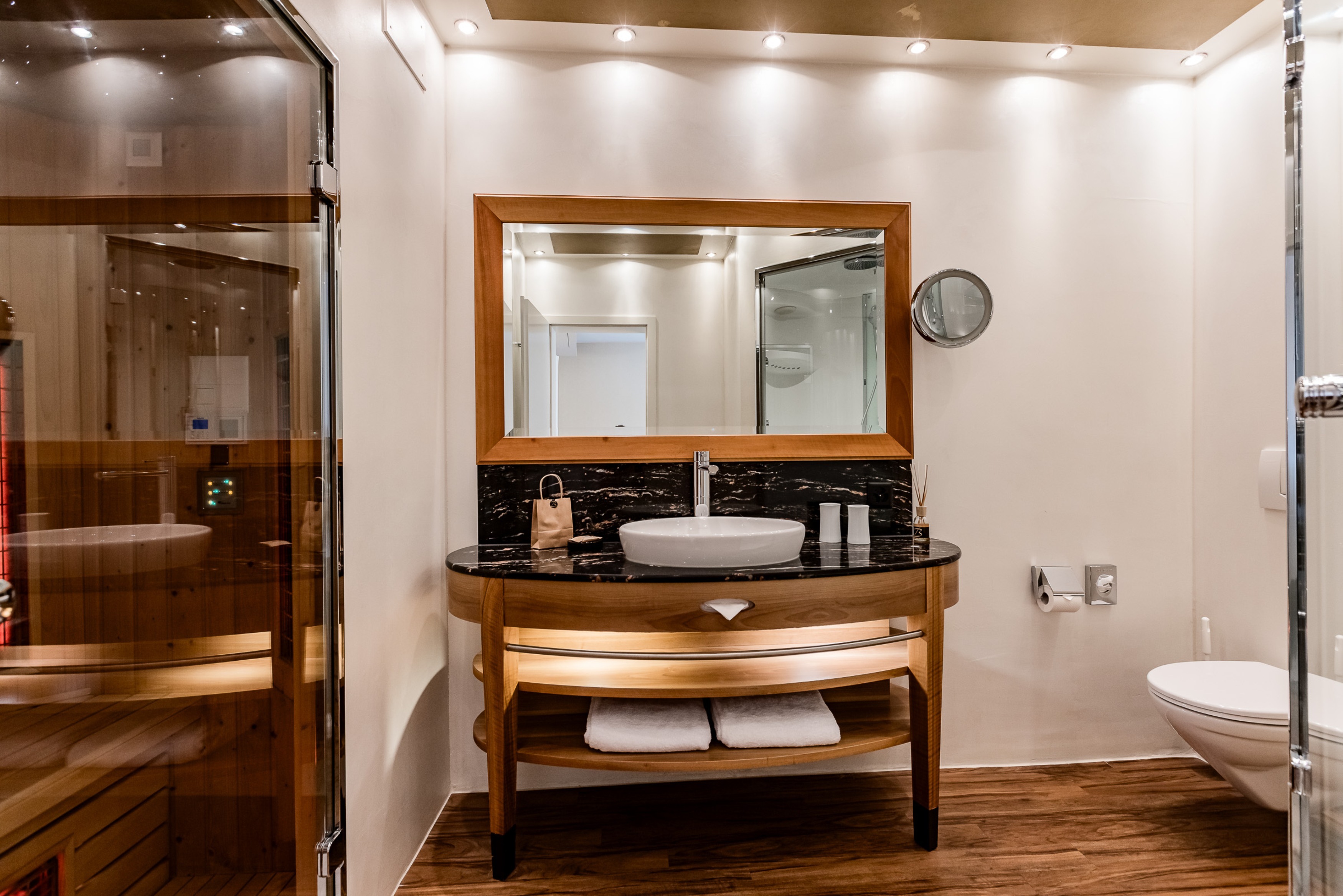 جناح بحوض جاكوزي، Hotel des Balances 5/7