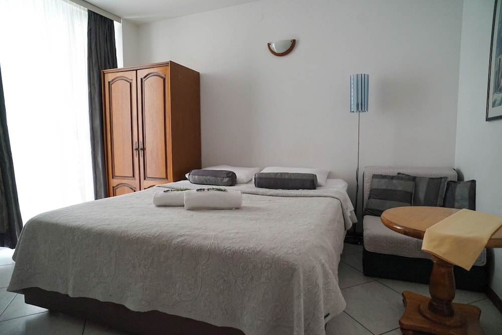 APARTMENTS AND ROOMS DEGRA 12/49