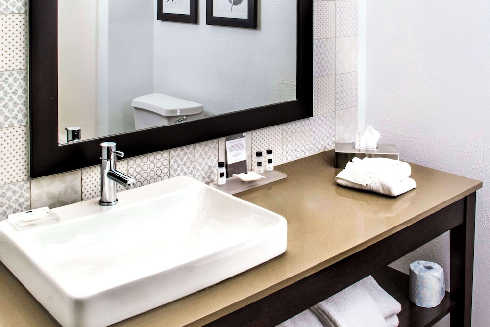 Studio, Suite, King Bed, Pet Friendly, Country Inn and Suites By Radisson Winchester Va 3/4