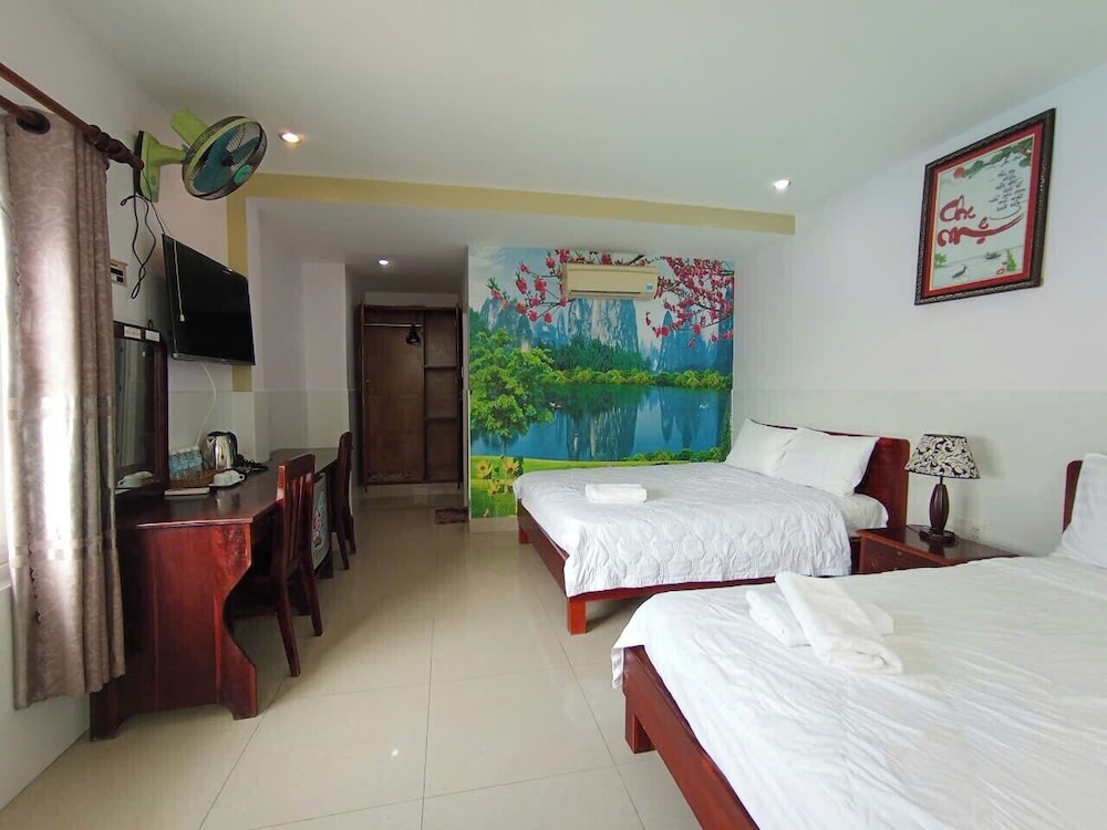 DELUXE, TRIPLE, 2 DOUBLE BEDS, GARDEN VIEW
