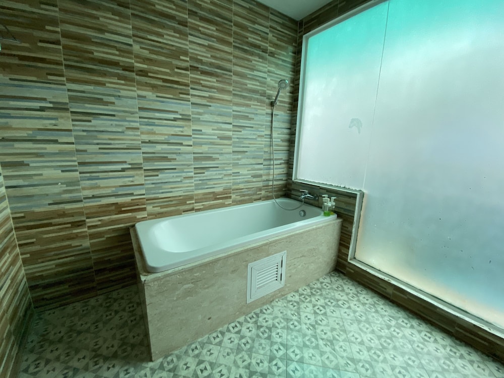 77 Patong Hotel & Spa 48/50