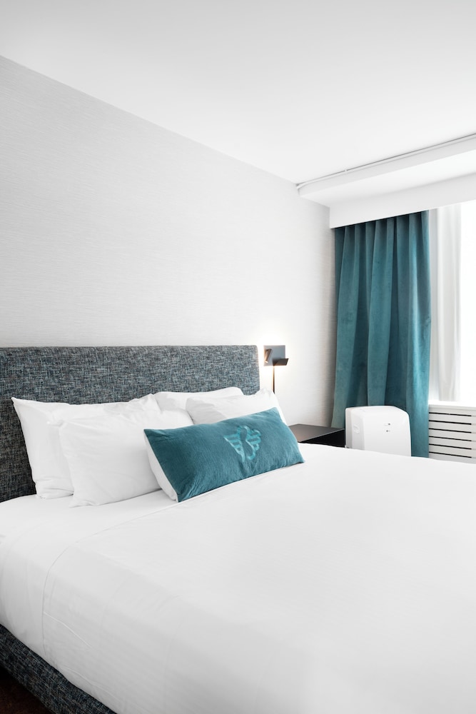 ROOM, KING BED
