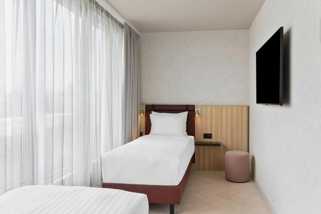 2 Bedrooms, Suite, Twin Beds, King Bed, Terrace