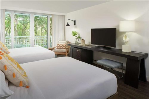 غرفة بسرير كوين