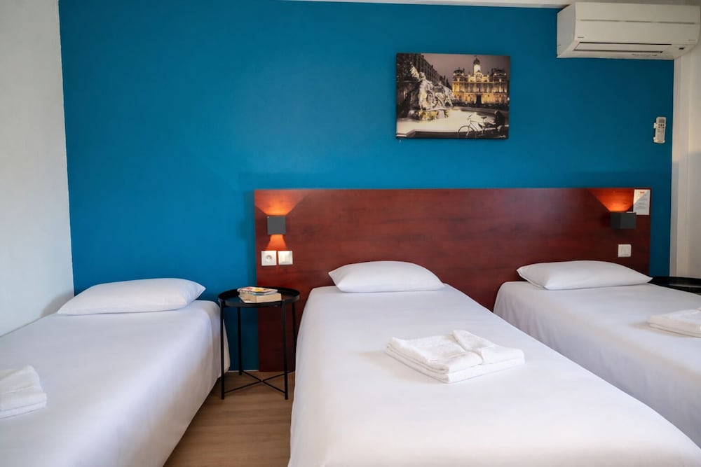 غرفة ثلاثية بثلاثة أسرّة