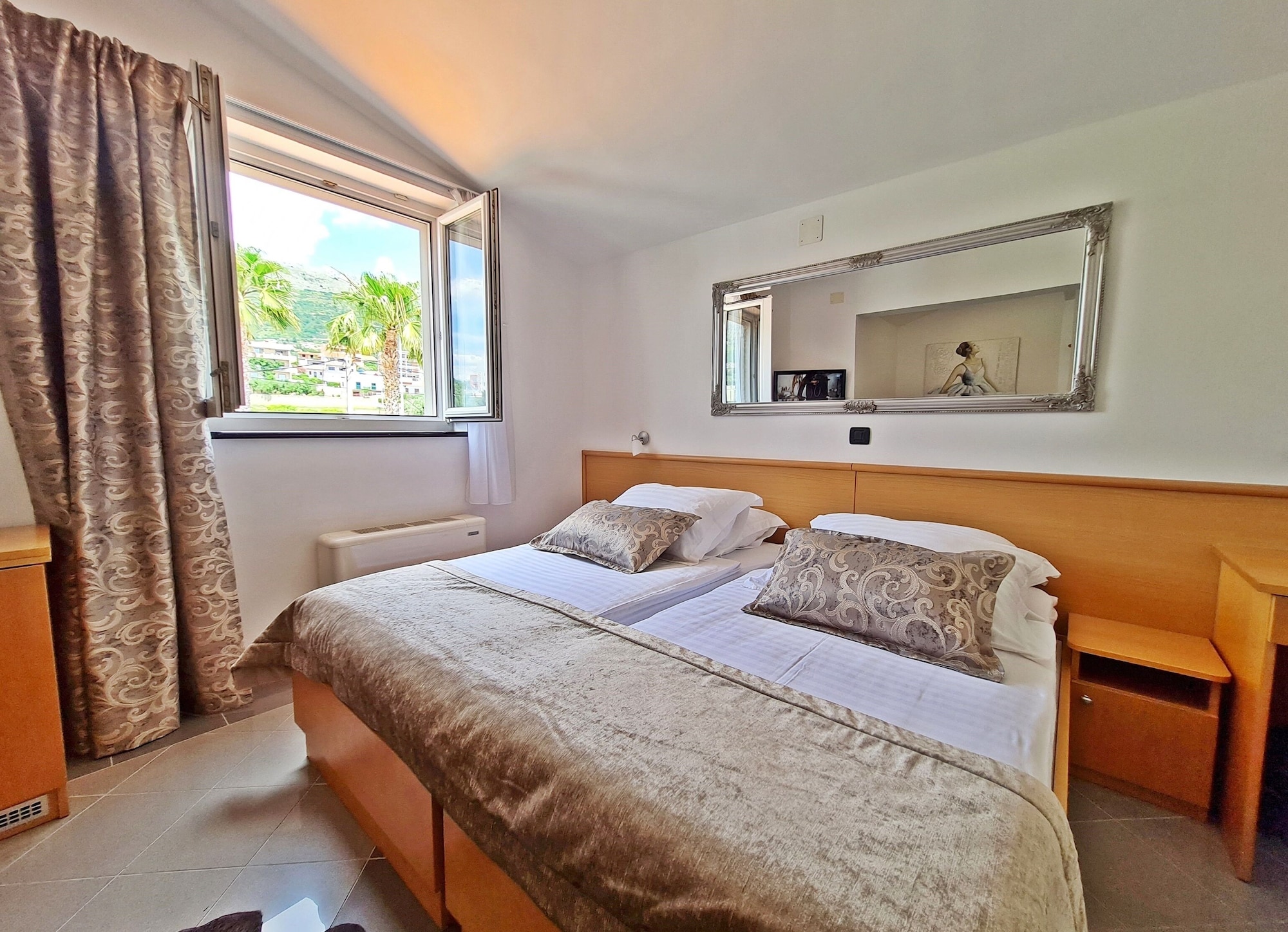 2 BEDROOMS, SUITE, PARTIAL SEA VIEW