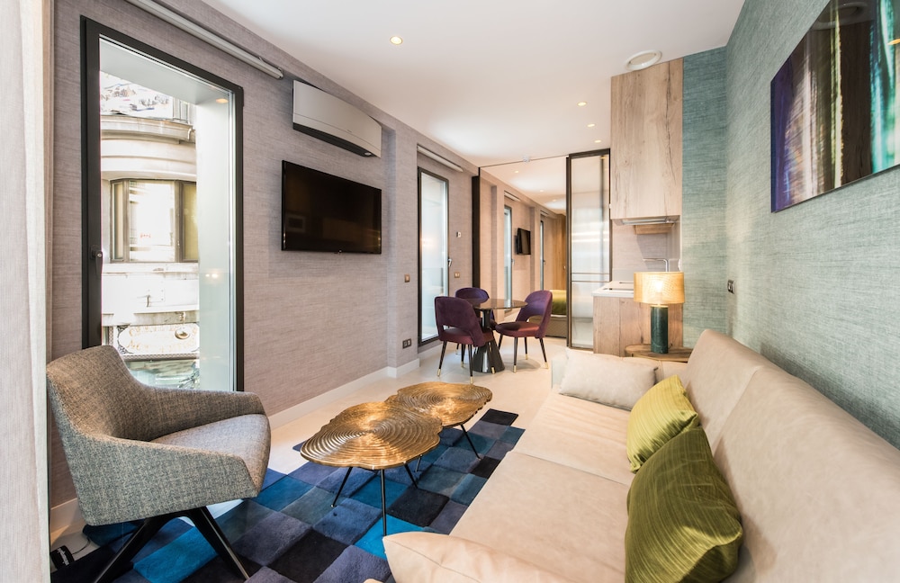The Garden Suites 24/42