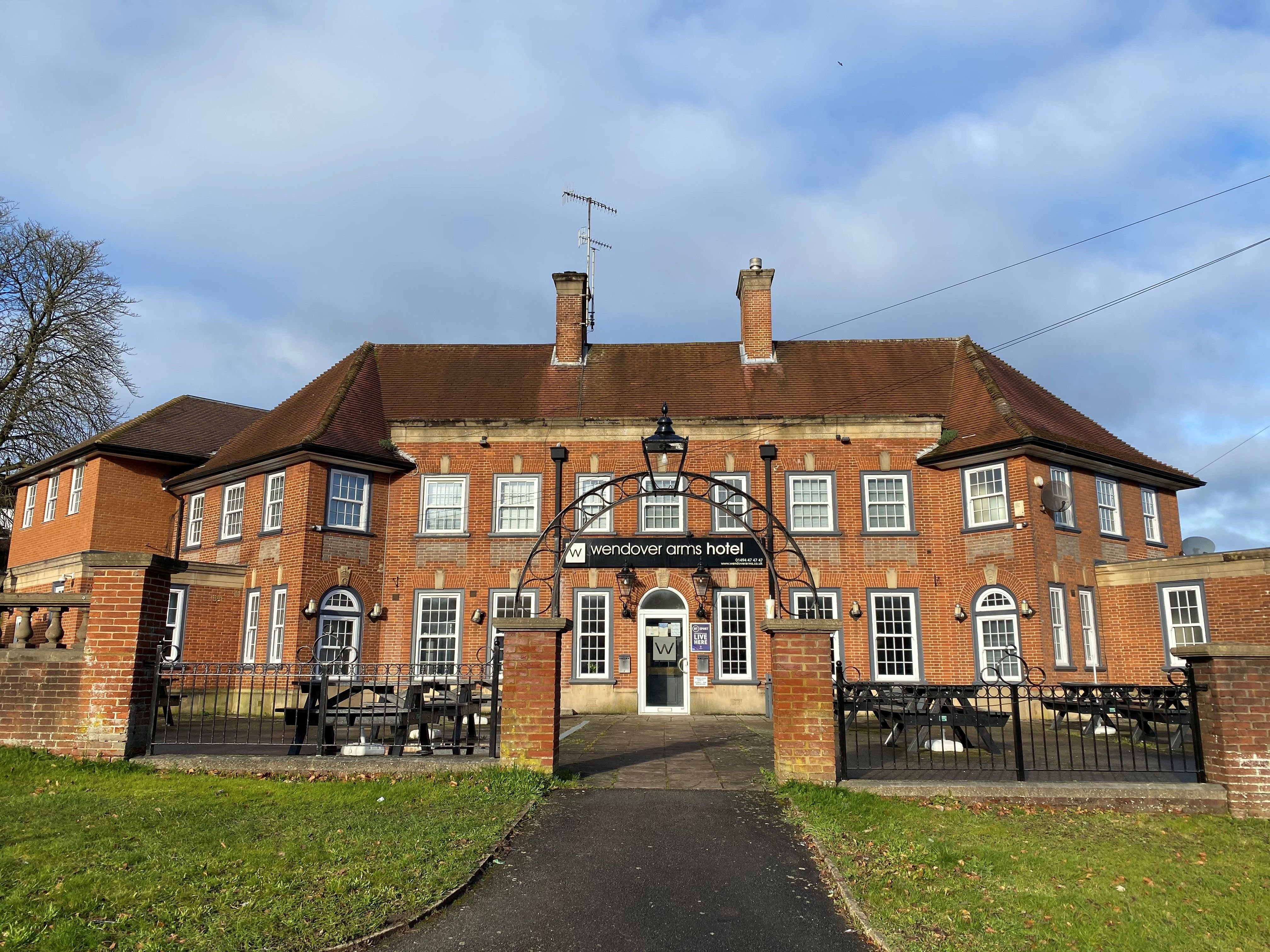Wendover Arms Hotel 1/9