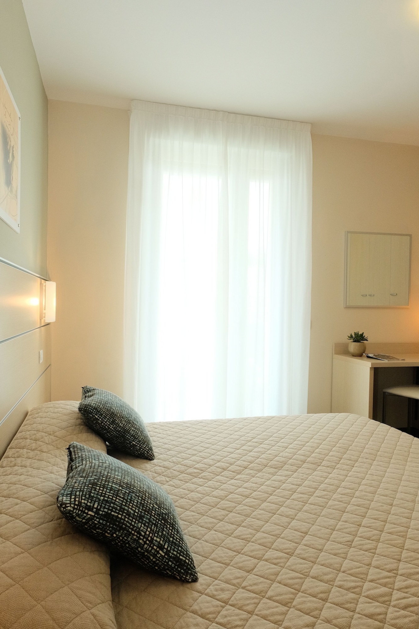 غرفة سوبيريور رباعية بسرير كوين وسرير بطابقين بغرفة نوم واحدة بإطلالة جزئية على البحر، Hotel Orizzonte 2/5