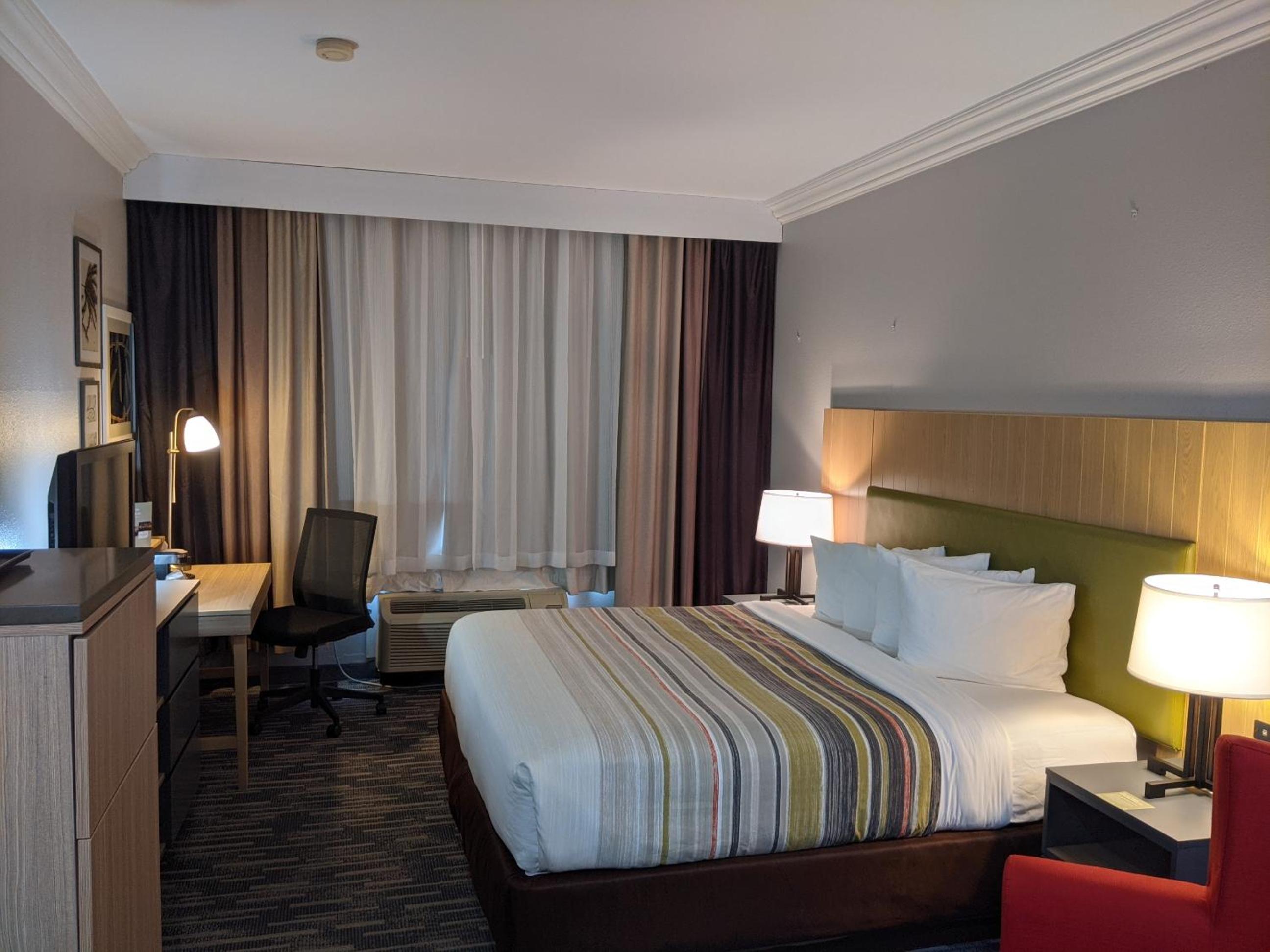 ROOM, KING BED