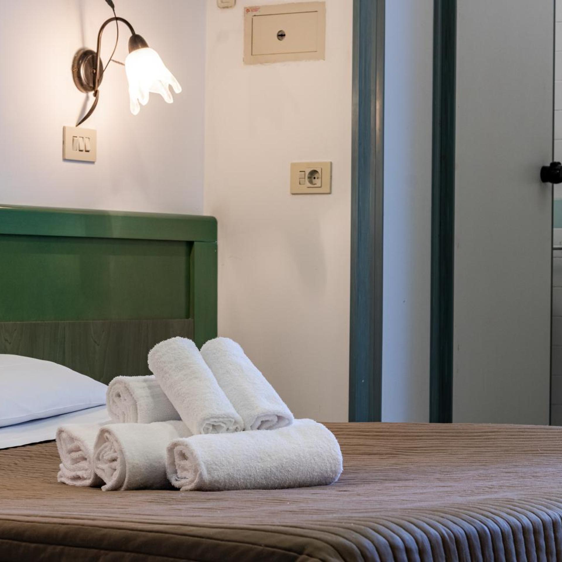 ROOM, DOUBLE OR TWIN BED