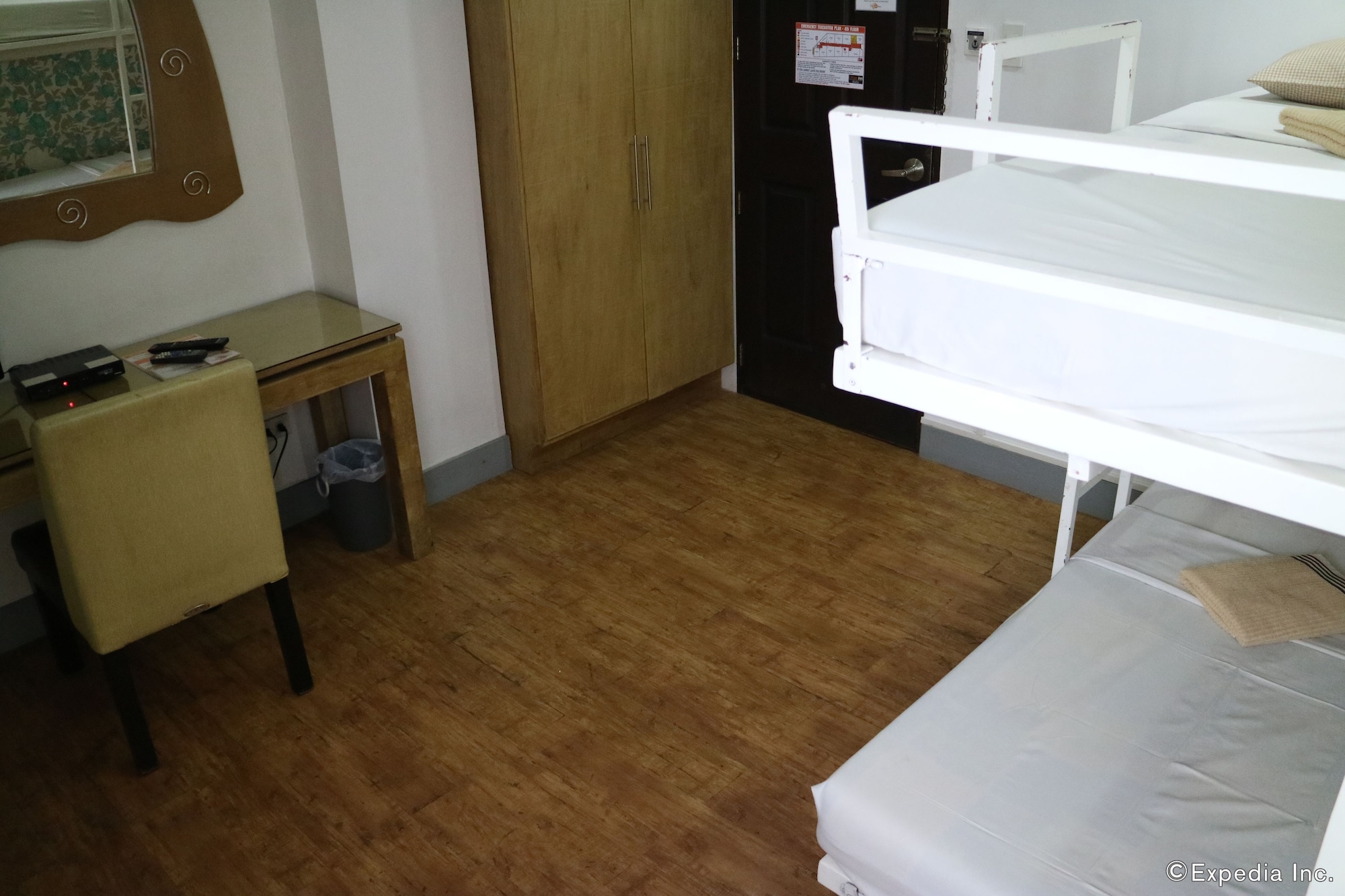 ROOM, BUNK BED