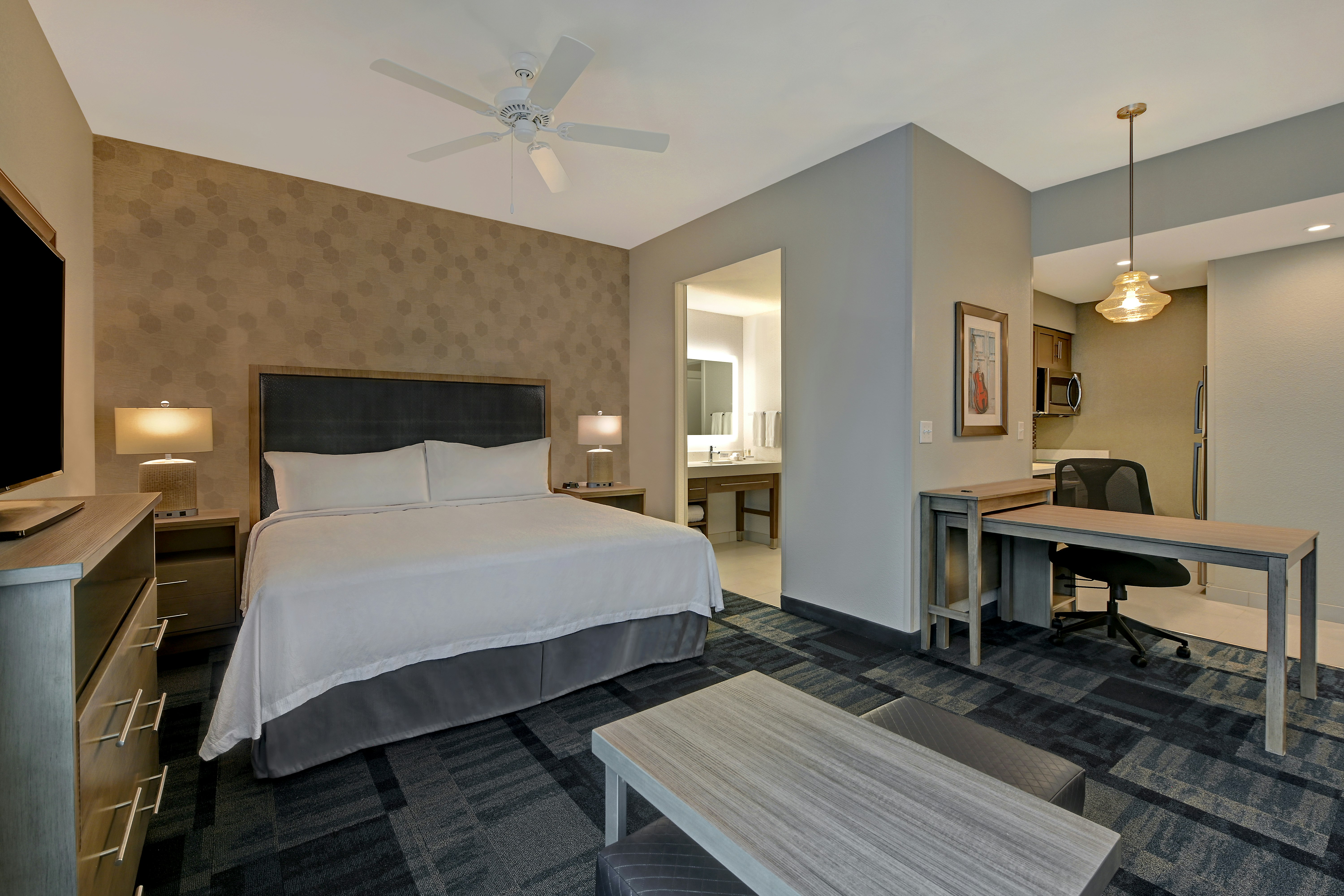 STUDIO, SUITE, KING BED