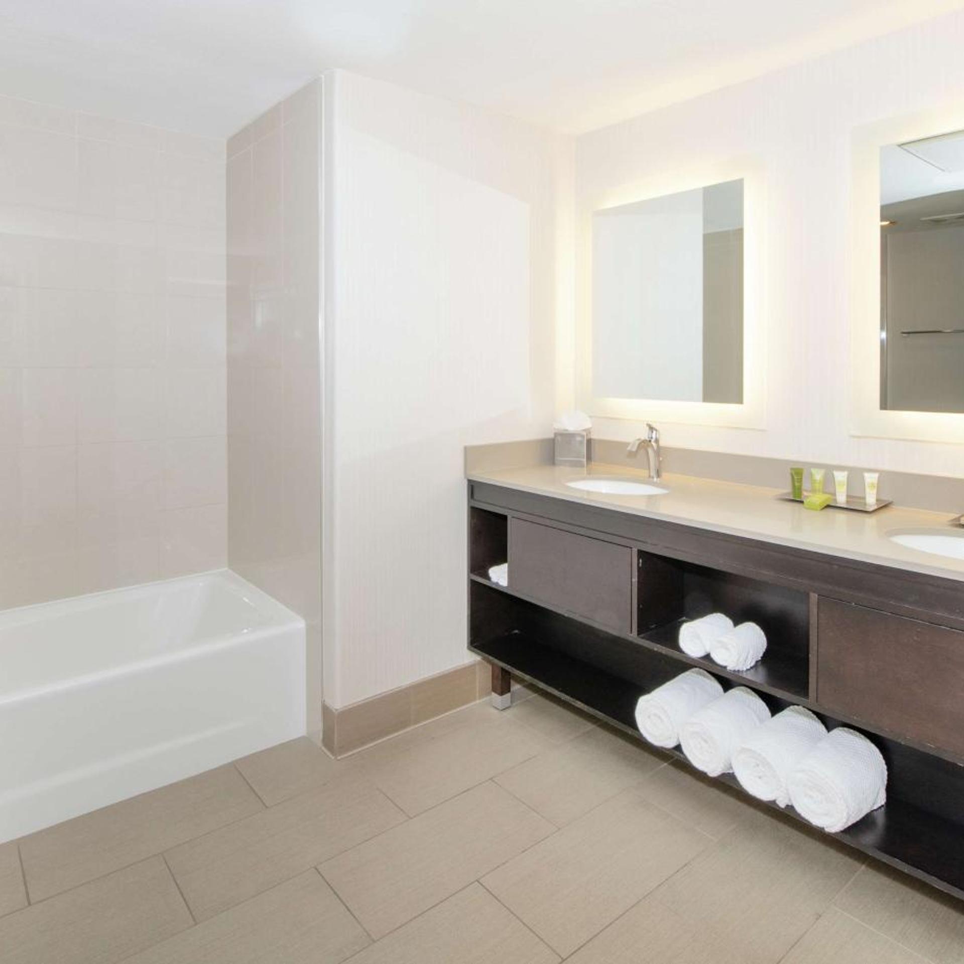 1 Bedroom, Suite, King Bed, Balcony or Patio، Hilton Santa Cruz/Scotts Valley 9/9