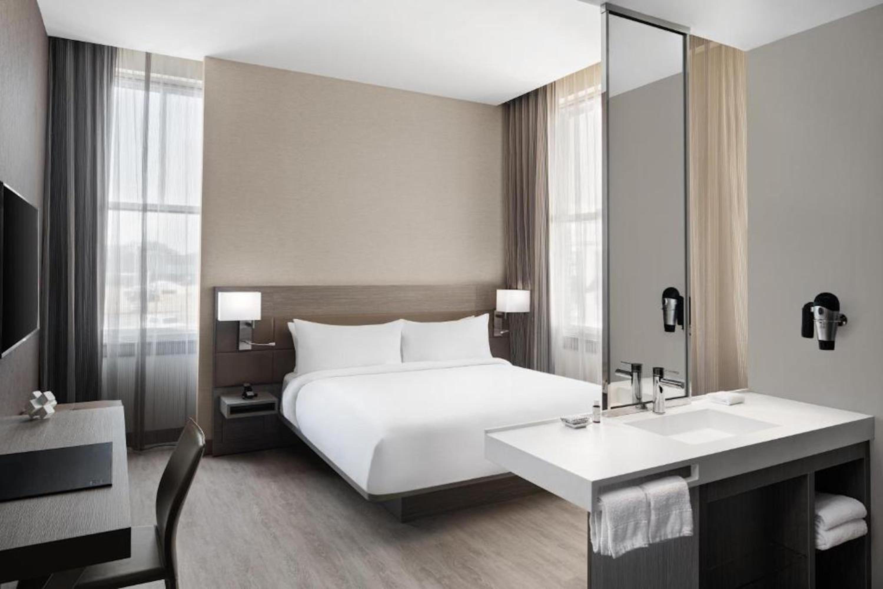 Guest Room, Metro, King Bed