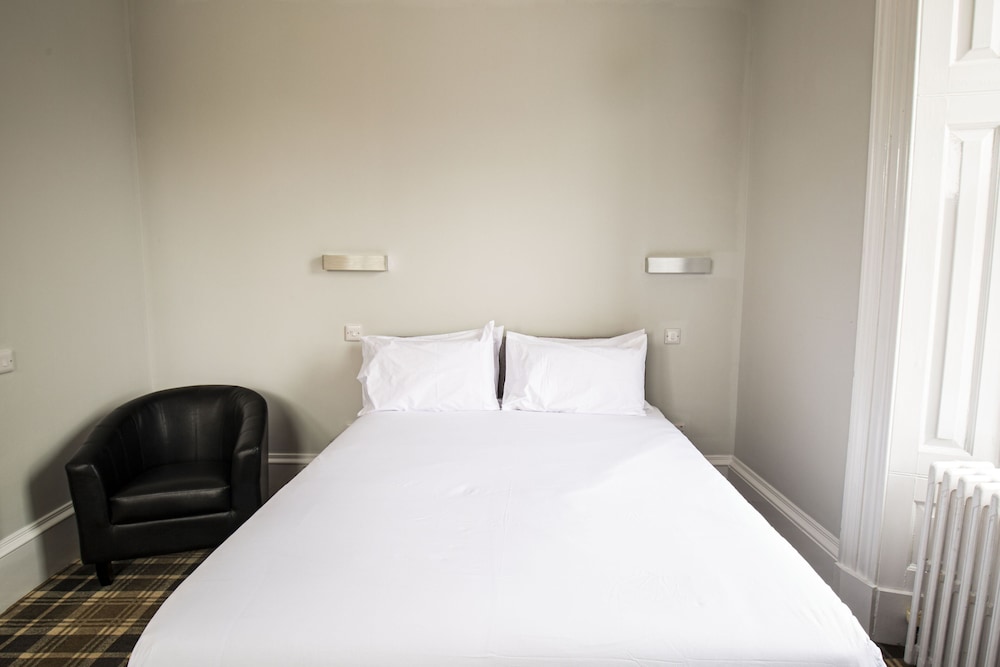 Crown Court Hotel & Bar 24/50