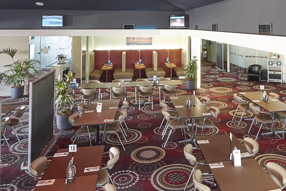 Foreshore Hotel 43/71
