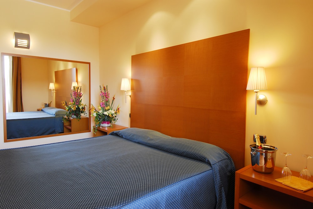 Luna Hotel Motel Airport 12/44
