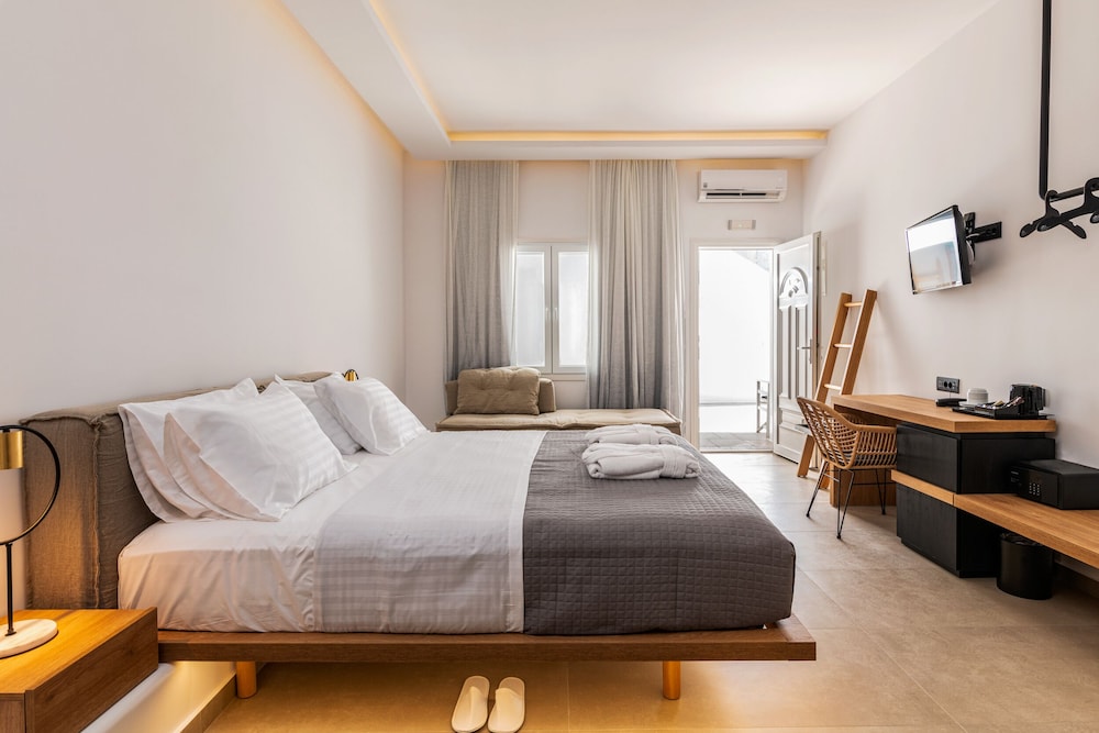 SUPERIOR, QUEEN BED, COURTYARD VIEW, SOFA