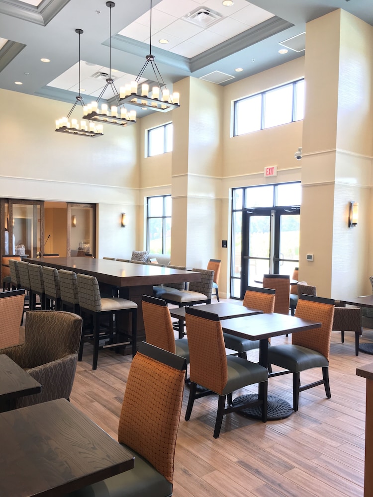 Hampton Inn & Suites Braselton 43/57