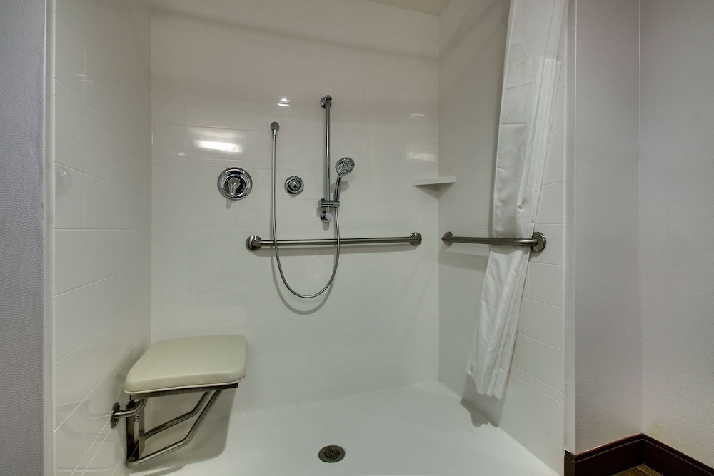 Hampton Inn And Suites Southport 19/56
