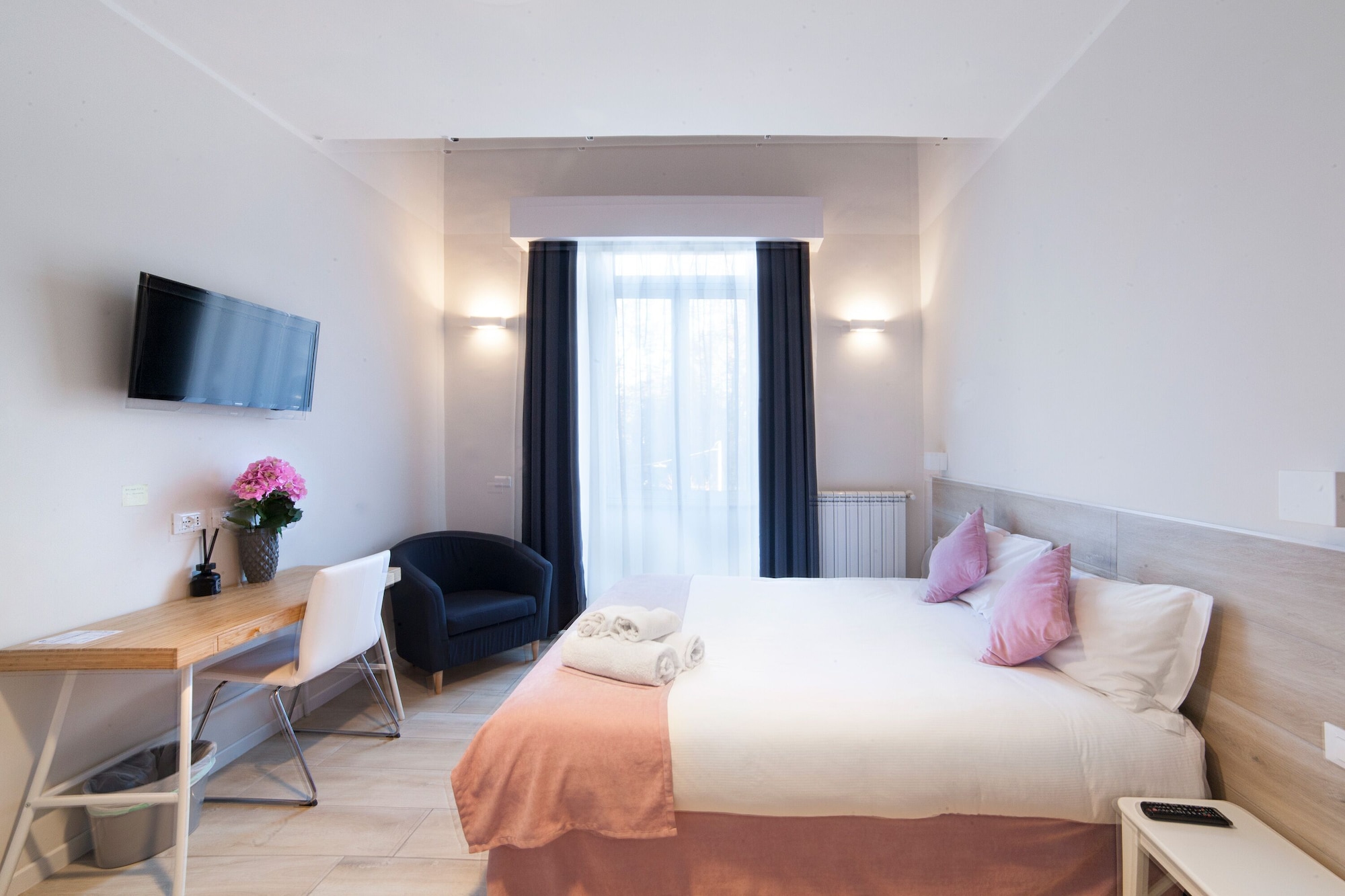 SUPERIOR, QUEEN BED